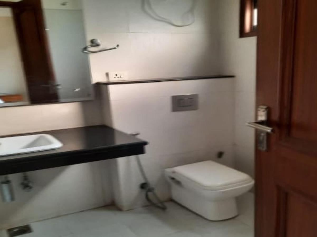Oyo 74401 Aster Garden Suites Дели Экстерьер фото
