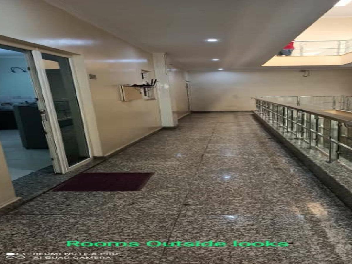 Oyo 74401 Aster Garden Suites Дели Экстерьер фото
