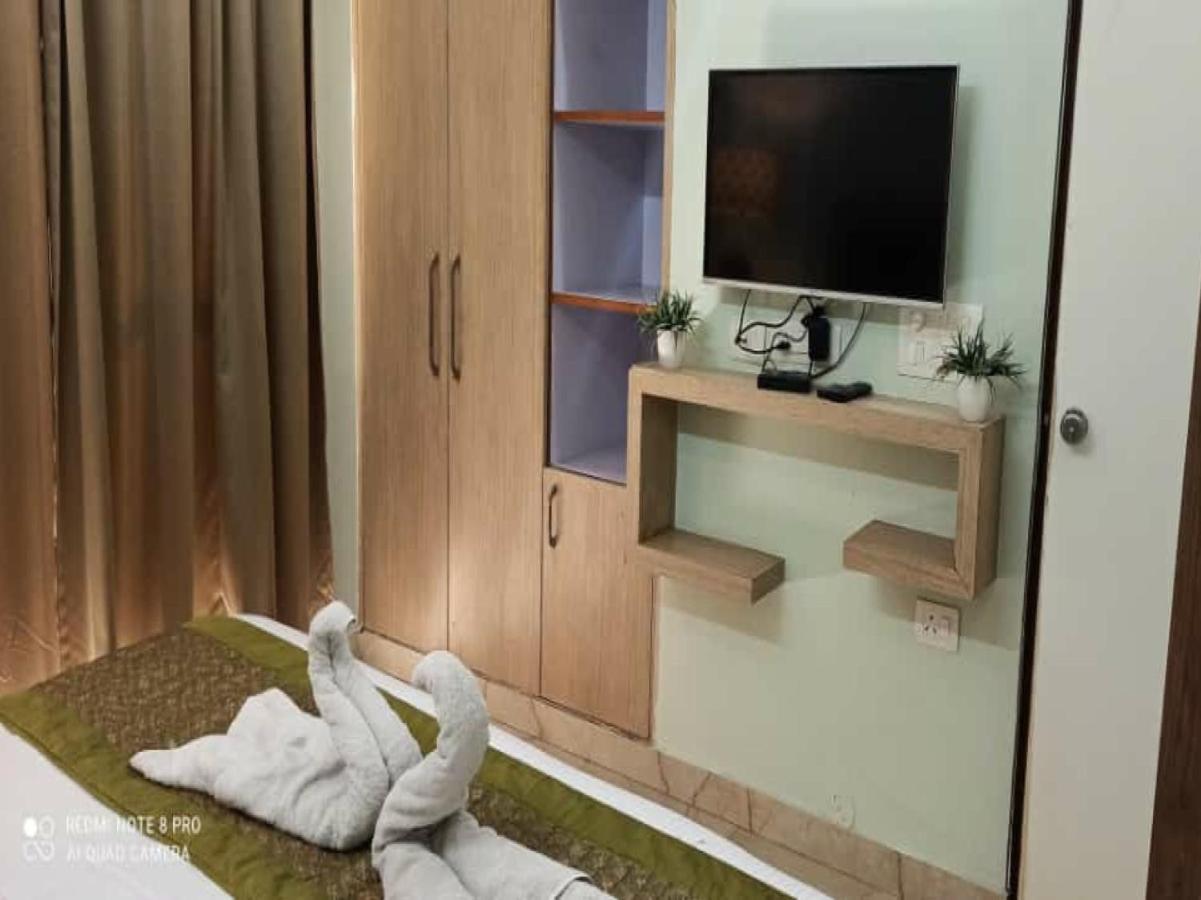 Oyo 74401 Aster Garden Suites Дели Экстерьер фото
