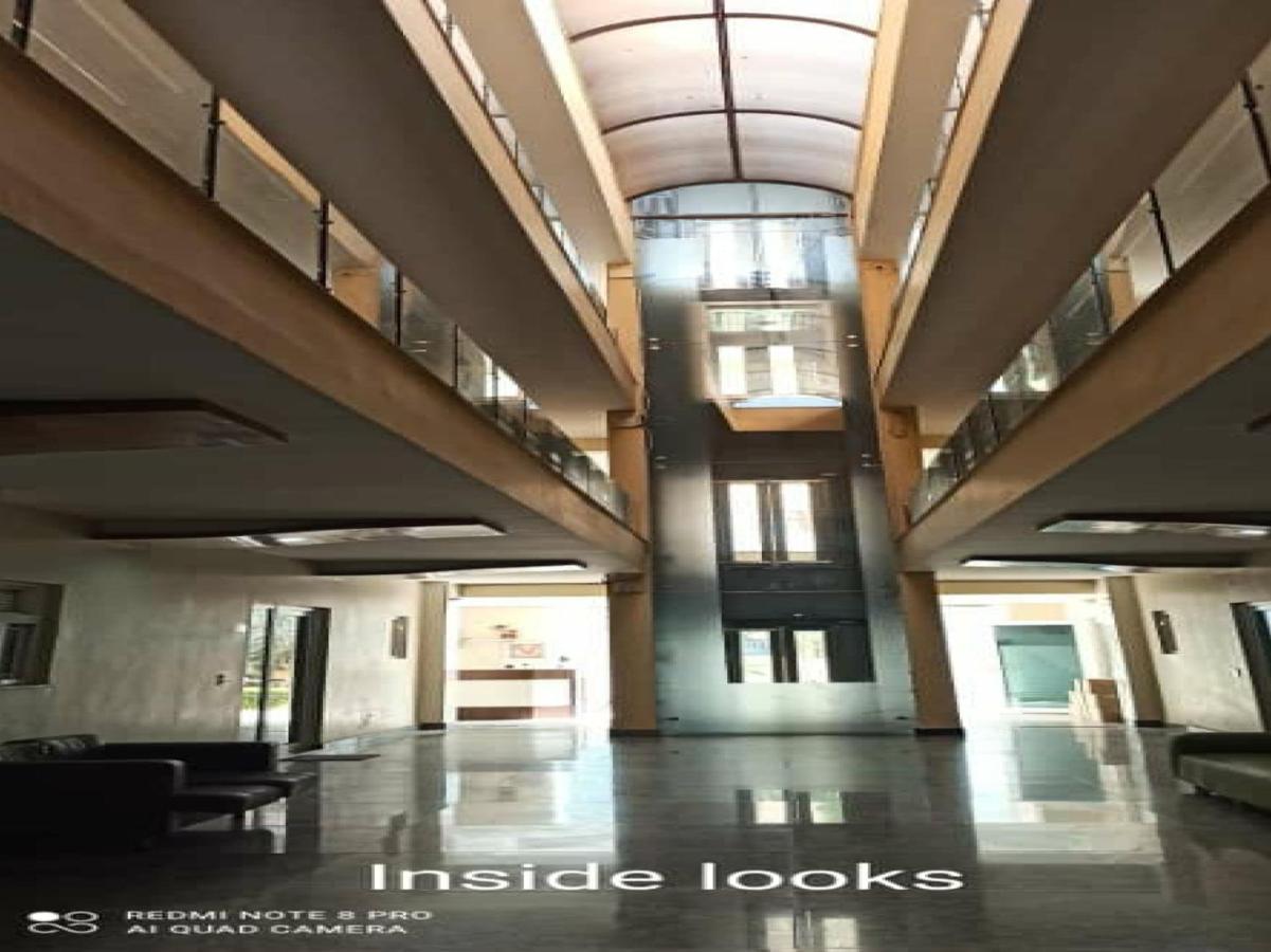 Oyo 74401 Aster Garden Suites Дели Экстерьер фото