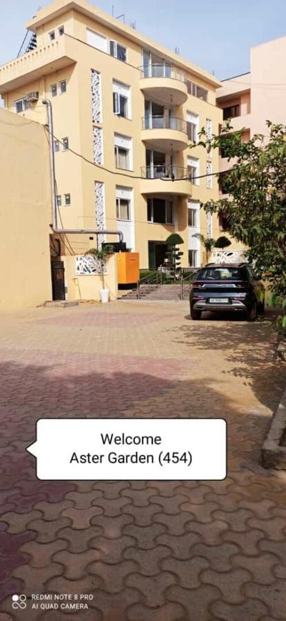Oyo 74401 Aster Garden Suites Дели Экстерьер фото