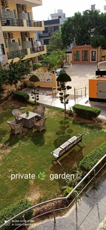 Oyo 74401 Aster Garden Suites Дели Экстерьер фото