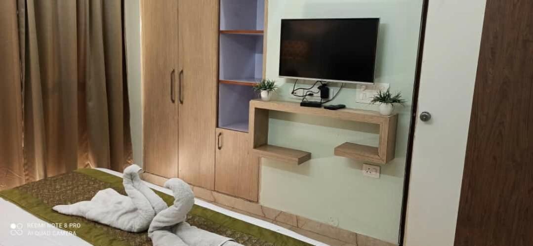 Oyo 74401 Aster Garden Suites Дели Экстерьер фото